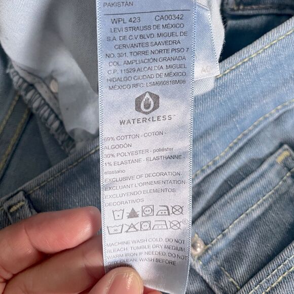 Levi Strauss Women's Mid-Rise Bermuda Shorts Size 6 - Picture 5 of 6